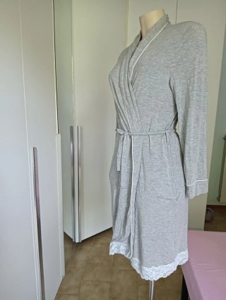 Vestaglia donna grigia con pizzo bianco