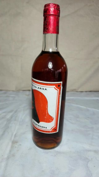 Botella Antigua Falange JONS llena de agua teñida