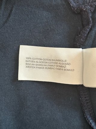 Camiseta azul con hombros descubiertos