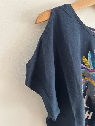 Camiseta azul con hombros descubiertos