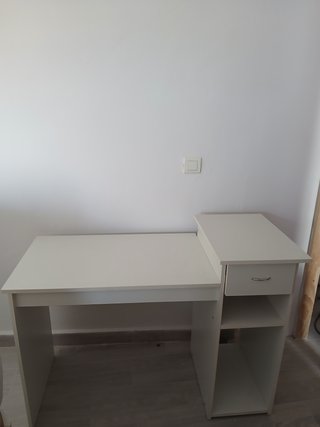 Escritorio blanco con cajón