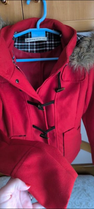 Chaqueta roja mujer con capucha de Stradivarius