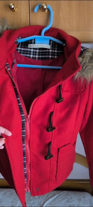 Chaqueta roja mujer con capucha de Stradivarius