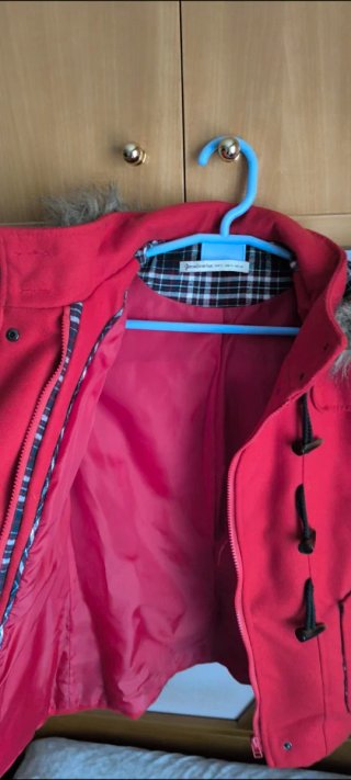 Chaqueta roja mujer con capucha de Stradivarius