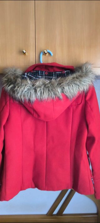 Chaqueta roja mujer con capucha de Stradivarius