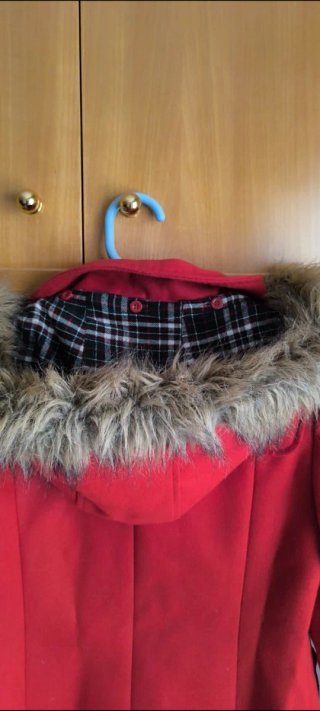 Chaqueta roja mujer con capucha de Stradivarius