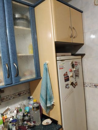 Muebles de cocina beige y azul..