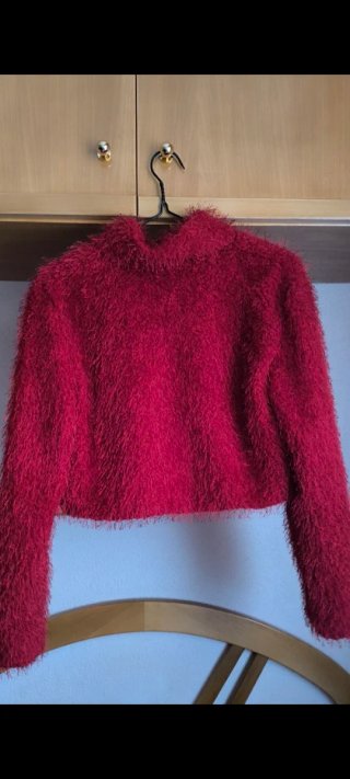 Bolero peludo rojo con broche plateado mujer