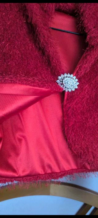 Bolero peludo rojo con broche plateado mujer