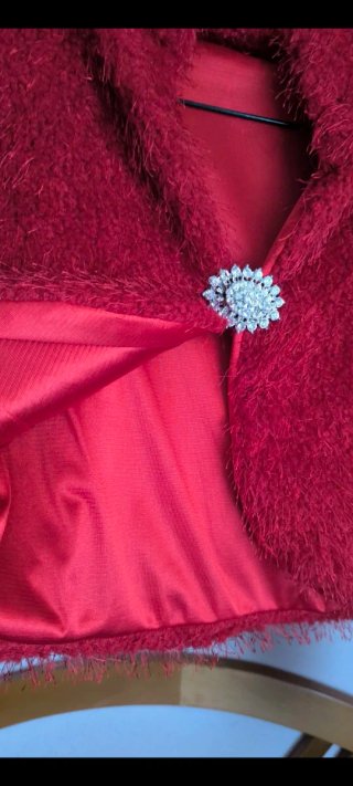 Bolero peludo rojo con broche plateado mujer
