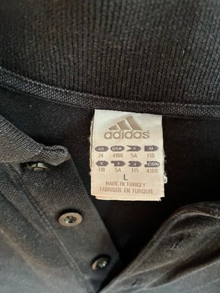 Polo Adidas negro con mangas celestes