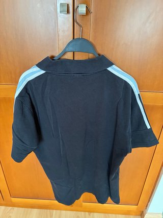Polo Adidas negro con mangas celestes