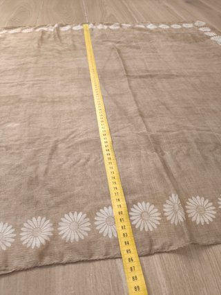 Pañuelo chifón beige con flores blancas