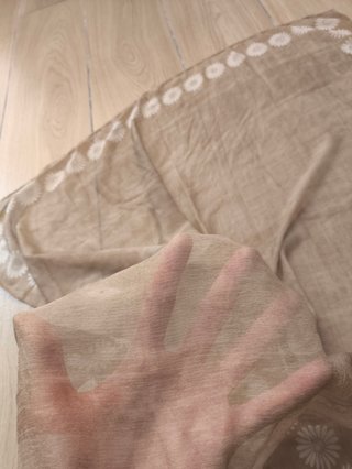 Pañuelo chifón beige con flores blancas