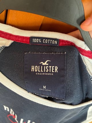 Camiseta Hollister Manga Raglán Azul Marino y Blan