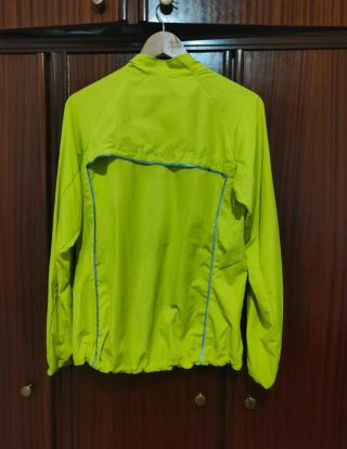 Chaqueta cortavientos mujer talla L marca Izas.