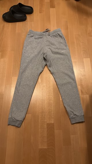 Pantalón Nike Gris