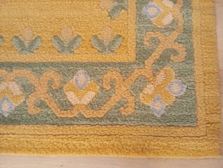 Alfombra de lana ocre con diseño floral