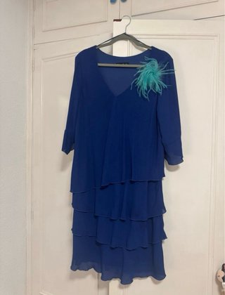 Vestido fiesta azul con plumas