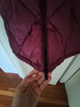 Chaleco acolchado morado con capucha