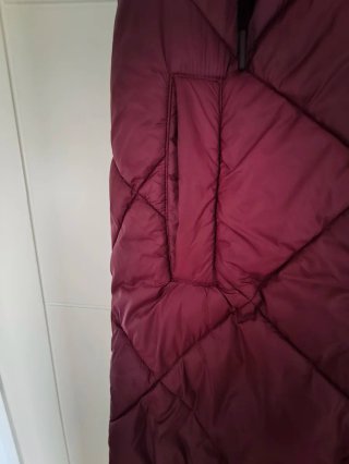 Chaleco acolchado morado con capucha