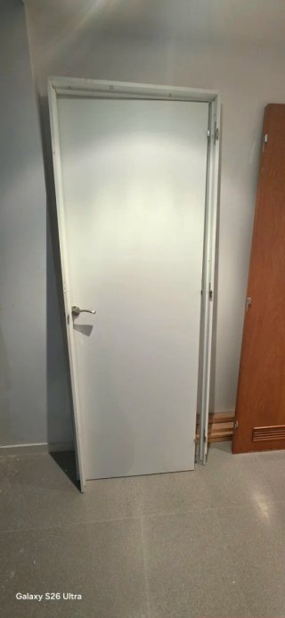 Puerta madera 72x203 cm las 2 por 80 euros