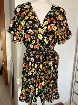Vestido Stradivarius floral Talla S