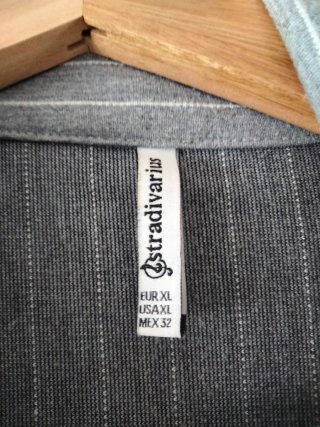 Chaqueta gris con rayas blancas