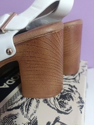 Sandalias de tacón ALTA MODA blancas y marrones