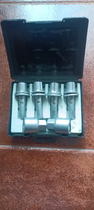 Tornillos especiales  antirobo para llantas de alu