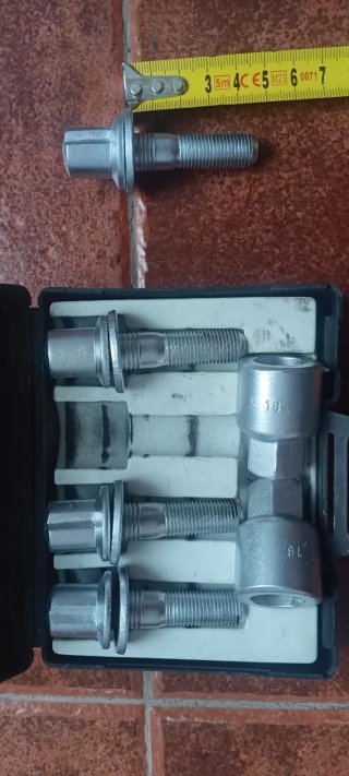 Tornillos especiales  antirobo para llantas de alu