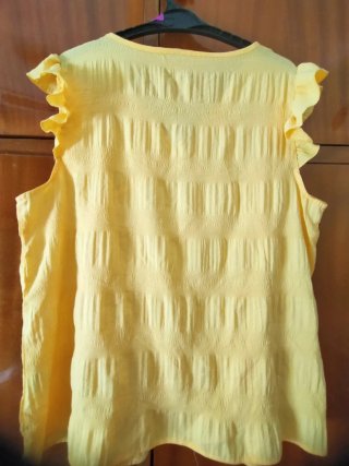Camiseta amarilla con volantes
