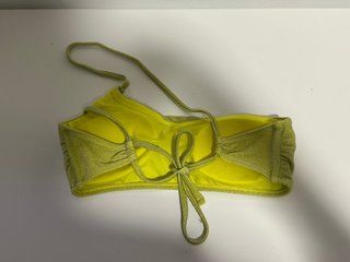 Conjunto de top de bikini y falda pareo