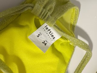 Conjunto de top de bikini y falda pareo