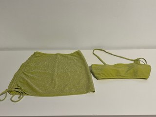 Conjunto de top de bikini y falda pareo