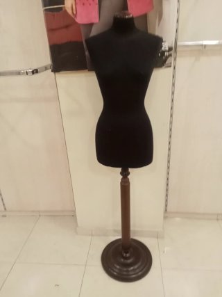 Mesa y percheros comerciales