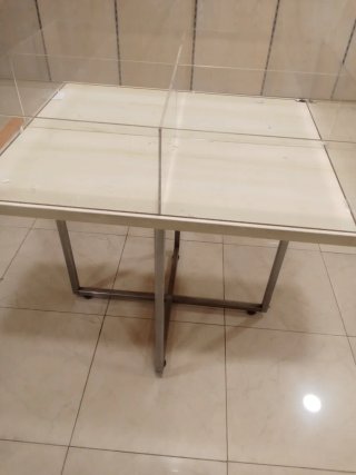 Mesa y percheros comerciales
