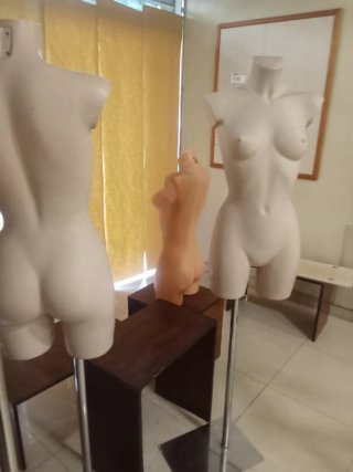 Mesa y percheros comerciales