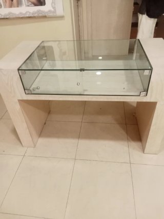 Mesa y percheros comerciales