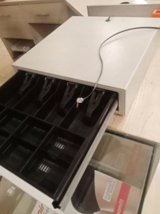 Mesa y percheros comerciales