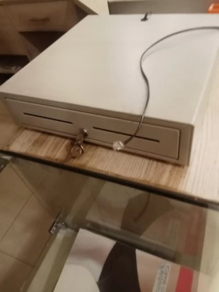 Mesa y percheros comerciales