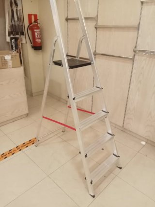 Mesa y percheros comerciales