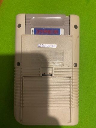 Nintendo Game Boy Beige con un juego