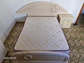 Cama con colchón y 2 mesitas de noche