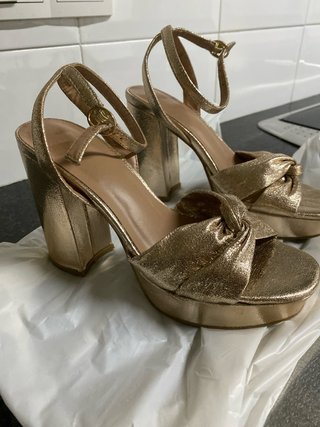 Sandalias doradas tacón plataforma