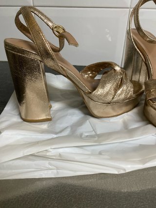 Sandalias doradas tacón plataforma