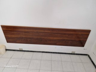 Cama con colchón y cabezal de madera