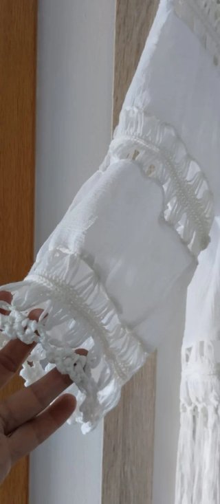 Blusa playera blanca con crochet y flecos