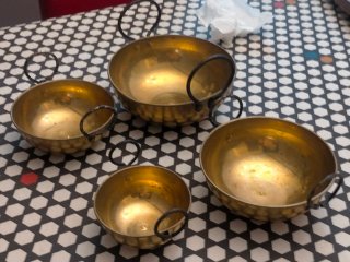 4 Calderos de Bronce Antiguos escala de tamaños