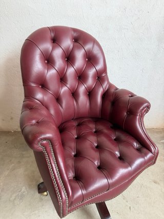 Poltrona elegante in stile classico, perfetta per ufficio o studio